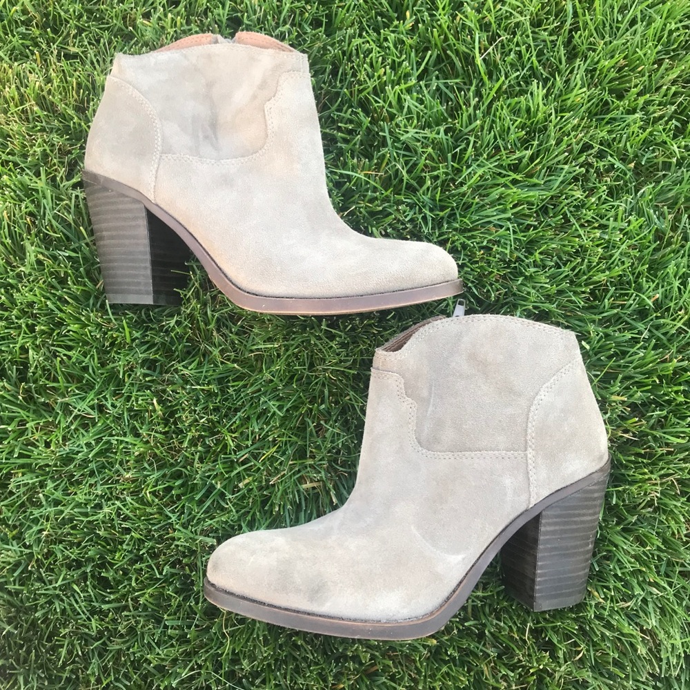☘️Lucky brand suede booties